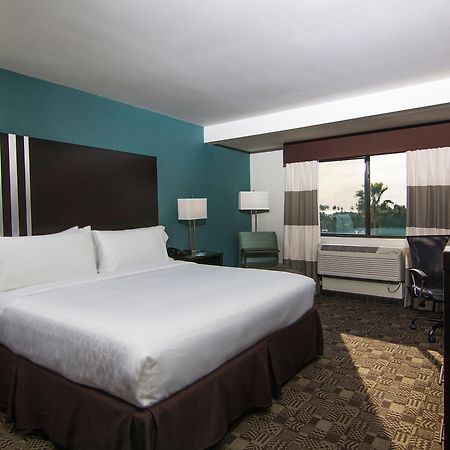 Holiday Inn Express Hotel & Suites Carlsbad Beach By Ihg Exterior photo