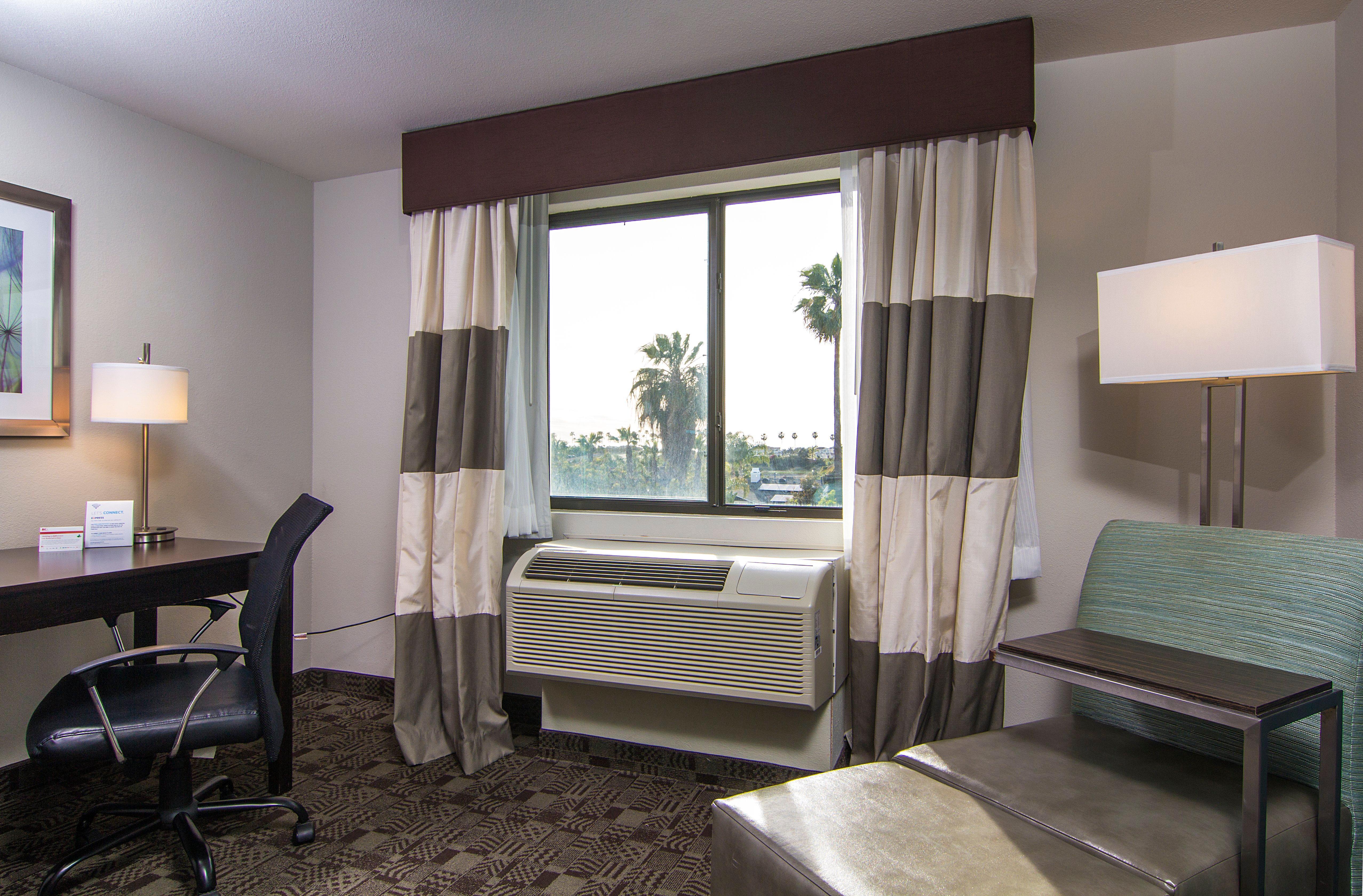 Holiday Inn Express Hotel & Suites Carlsbad Beach By Ihg Exterior photo